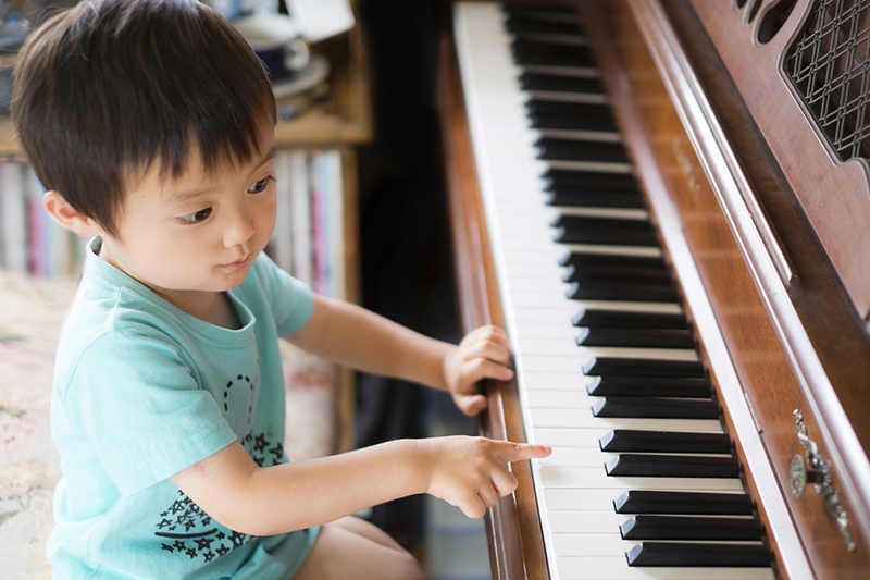 ピアノに触れる幼児